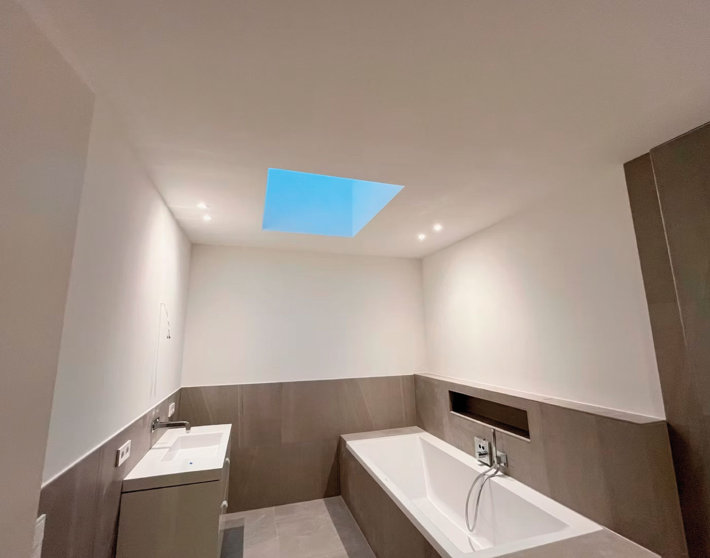 Badezimmer mit Badewanne und Oberlicht – Witzlebenplatz 6