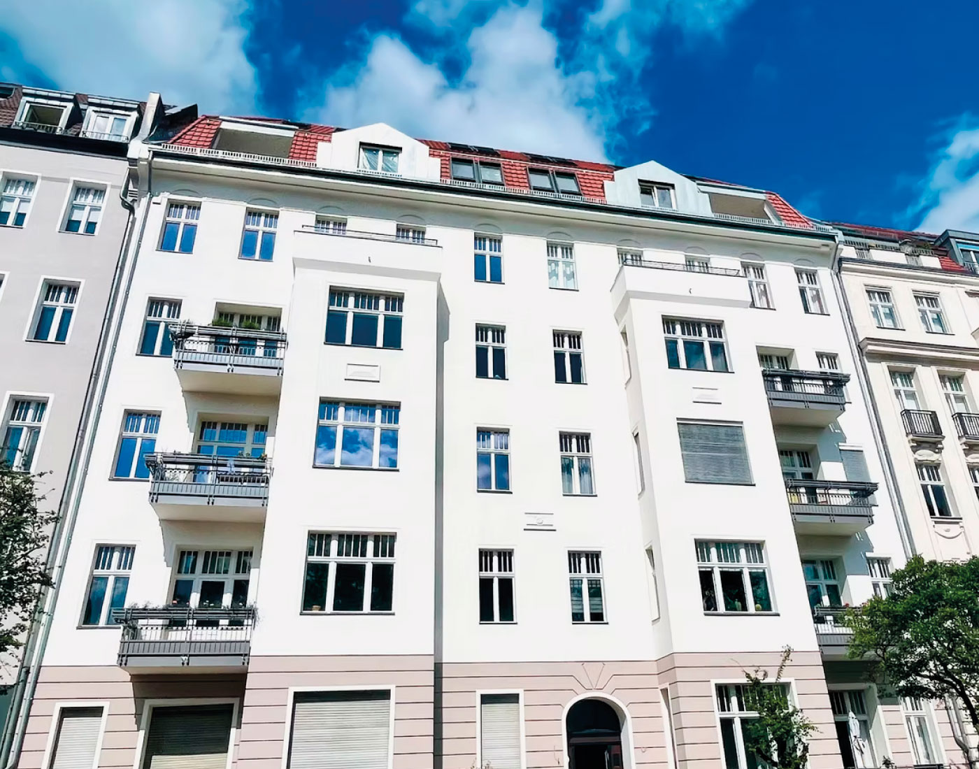 Gebäudefassade mit Fenstern und Balkonen – Witzlebenplatz 6