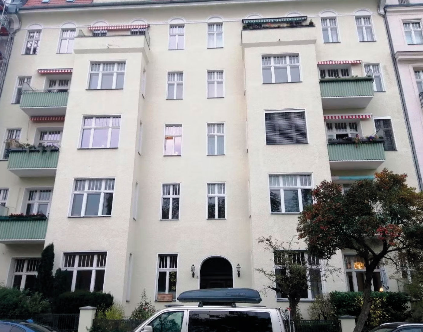 Gebäudefassade mit mehreren Fensterachsen – Witzlebenplatz 6