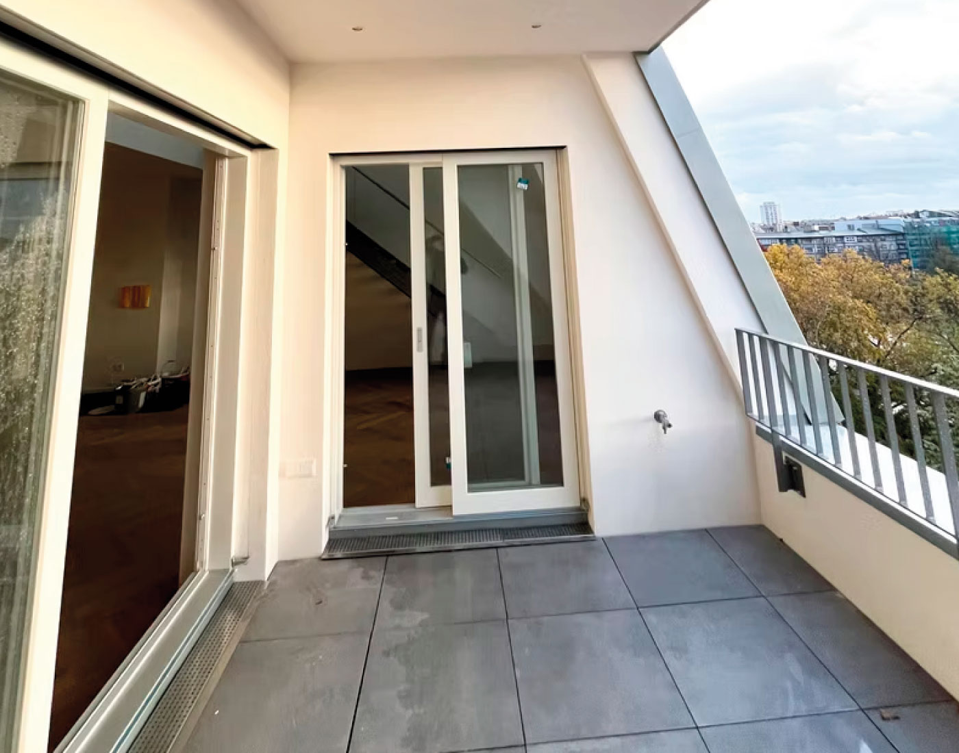 Terrasse mit Holzbelag und angrenzenden Fenstern – Witzlebenplatz 6