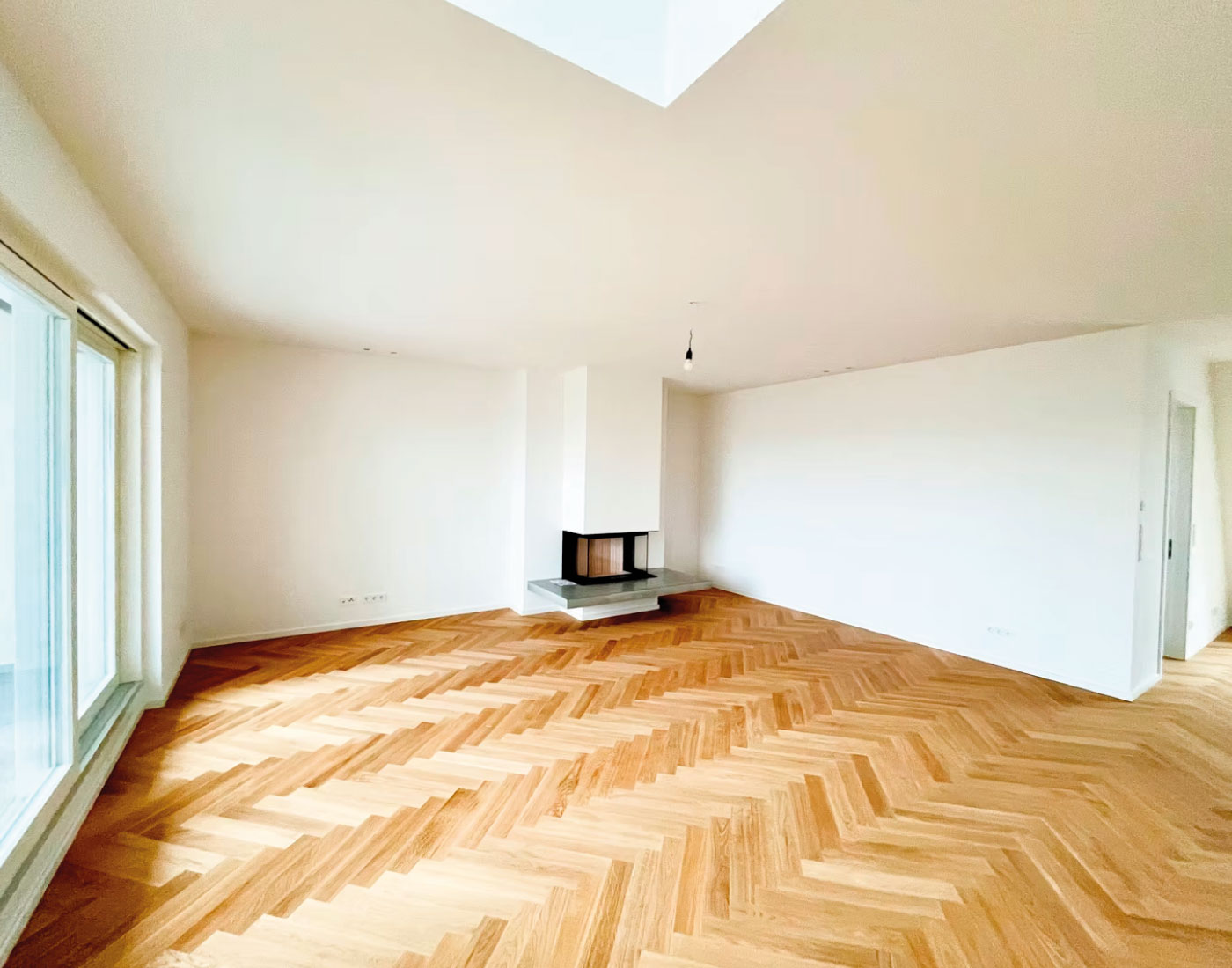 Heller Innenraum mit Kamin und Holzfußboden – Witzlebenplatz 6